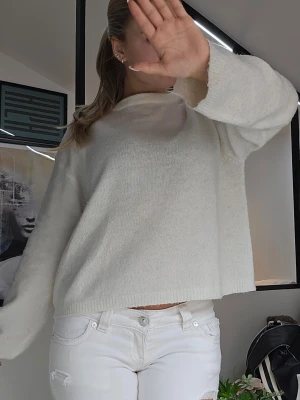 Vit stickad tröja - arket  - En riktigt fin vit stickad tröja från arket i storlek XS. Stilren passar till allt, tunn o luftig perfekt nu till sommarn. Säljer då jag har dubbel upplaga!