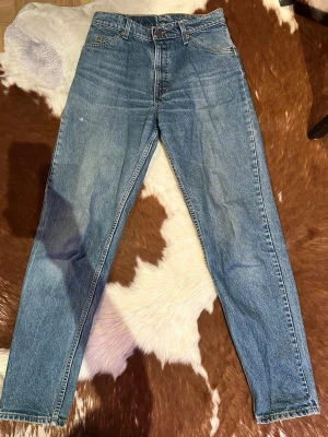 Levi's 550 Vintage Pre 90s - Klassiska blå Levi’s 550. De är inköpta på selektiv Second Hand i Stockholm. Mycket bättre passform än nya jeans, enligt mig. Storleken är W30 och L34. Jag är 178cm lång och väger cirka 70-75kg. Jag skulle säga att de passar folk upp till 185cm. De har ett litet slitage märke på ena låret, utöver de är det i bra skick.