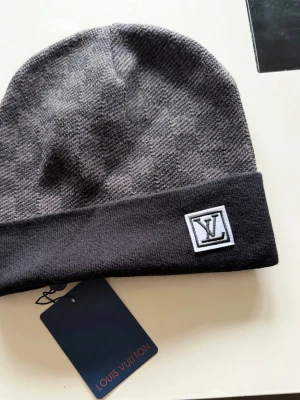 Mössa - Vecket på framsidan går bort om stretchar tyget och syns inte när man har på sig den. Oanvänd, 100% bomull. Skriv dm för mer detaljerade bilder