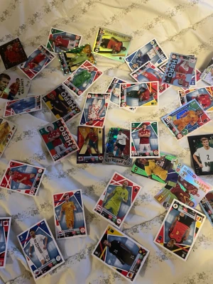 Samling fotbollskort Panini - Stor samling fotbollskort från Panini med olika spelare, lag och specialkort. Blandade färger och motiv, flera holografiska och glänsande kort. Perfekt för dig som gillar att samla på fotboll eller vill byta till din samling.