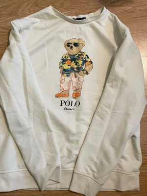 Polo bear tröjja  - Go sweatshirt med polo bear tryck och lite hawaii känsla på han. Ganska tunn så perfekt för våren under en cardigan eller liknande. Strl L men passar mer som M. Pris ej hugget i sten
