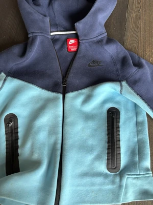 Nike tech fleece  - Säljer en snygg  Nike tech fleece. den passar 137-147 så den passar xs dam. har haft på mig den några gånger jag köpte den 1100kr i nypris. skriv till mig om du är intresserad.