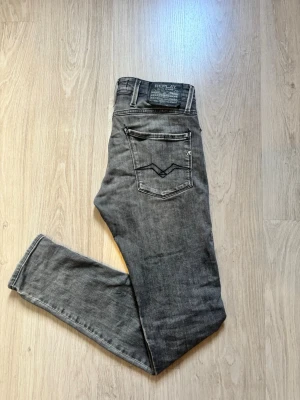 Gråa replay jeans med slitningar - Tja, säljer ett par gråa jenas från replay med schyssta slitningar. Storlek: W29 L32. Jeansen har inga som helst defekter. Tveka inte på att slänga iväg ett prisförslag eller på att fråga något som du undrar! Mvh Valentino
