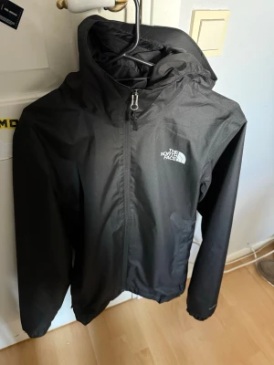 North face vindjacka - North face vindjacka i bra skick. Ingeting är trasig. Köpte den ny på north face hemsida. Storlek xs( se bild )
