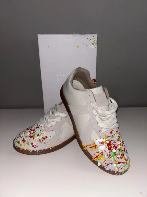 Maison Margiela skor - Ett par Maison Margela som inte är riktiga. Väldigt bra replika endast att det syns på plösen att det är det. Storlek 43. I nyskick. Riktigt sköna och goa skor som inte sitter fel! Skickar snabbt ✅