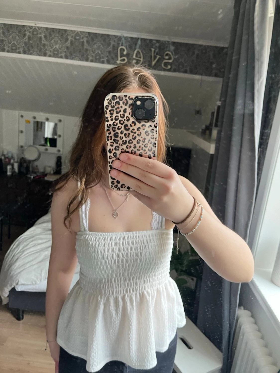 Vit smockad topp från Gina