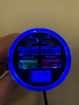 Multiladdare USB & USB-C till bil - Smidig multiladdare för bilen med två USB-C PD-portar (3.1A), två USB-A-portar (QC3.0 och Super), samt digital display. Svart rund design med färgade portar för enkel användning. Perfekt för att ladda flera enheter samtidigt under bilresan.
