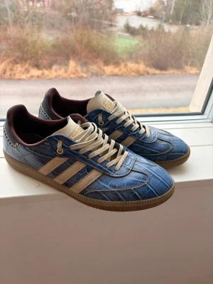 Adidas Wales Bonner crocodile - Säljer mina krokodil Wales bonners adidas sambas. I mycket bra skick och inte använt så mycket. Hör av er vid frågor.