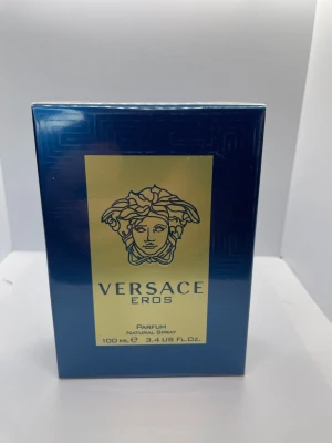 Versace Eros Parfum 100 ml - Inplastad 100ml manlig parfym. Vid frågor är det bara och fråga. Priset är aldrig hugget i sten Paket erbjudande är möjligt Svarar och fraktar inom 12h