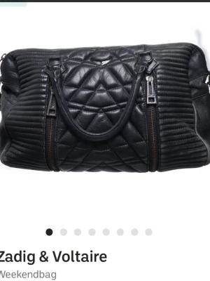 Zadig & Voltaire väska  - Vintage Zadig väska💗bra skick på lädret men finns lite slitage men inget man tänker på🥰väldigt sällsynt och fin väska som passar till vardags eller till en övernattning💞äktenhets bevis kommer med!
