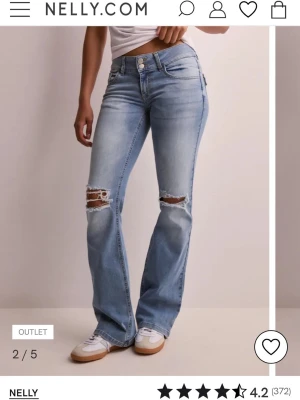 Bootcut jeans med slitningar från Nelly - Orginal pris 699. Bra skick, använt många gånger! Slitet längst ner på byxorna 