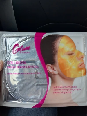 Collagen Facial Mask Crystal Glam - ansiktsmask från Glam of Sweden i crystal-variant. Masken är silvrig och kommer i en försluten förpackning.