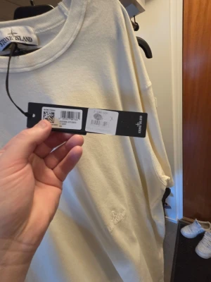 Stone island t-shirt  - Helt ny och oanvänd stone island t-shirt. Fått av en nära släkting. Har för mycket kläder därför får denna gången vidare. Självklart äkta. Denna modell kostar ca 2200. 