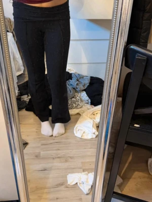 Svarta bootcut leggings - Säljer ett par svarta leggings med bootcut-modell och hög midja. Stretchigt material som sitter skönt och formar sig efter kroppen. Perfekta för en avslappnad och trendig look.