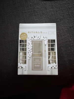 Rituals Royal Tea doftspray 50 ml och Hibiscus Dream 50ml - Säljer en Rituals Royal Tea home perfume, 50 ml. Doftsprayen kommer i en elegant vit och guld förpackning med blommigt motiv. Perfekt för att fräscha upp hemmet med en lyxig och fräsch doft av te. Flaskan är stilren och enkel att använda. Är också en doftspray i Hibiscus dream på 50 ml.