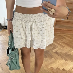 Zara kjol  - Säljer denna såå fina kjolen från zara, storlek s 