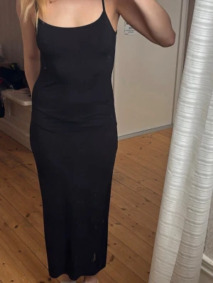 Maxi klänning  - Använd många gånger men i bra skick! Justerbara axelband och liten slitt i bak (sista bilden). Superfin och jätteskön att ha på sommaren💗😍