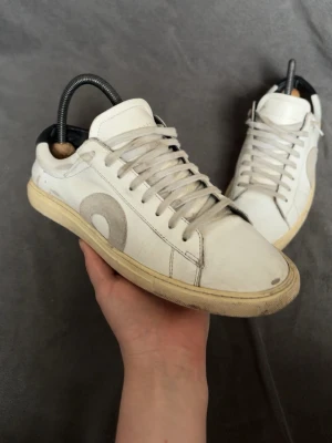 Oliver Cabell - Säljer dessa feta cabells. Finns tecken på användning och vissa defekter. Hör av dig om du undrar något. Skorna är bara det som skickas, ingen skolåda eller dustbag.