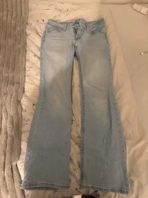 Jeans blå levis - Säljer ett par ljusblå bootcut jeans från Levi's med klassisk femficksdesign och Levi's ikoniska läderpatch bak. Jeansen har hög midja och är tillverkade i slitstark denim. Perfekta för dig som gillar retrovibbar och en avslappnad look. Köpa för 1000kr på Levis hemsida. Waist 25 längd 30. De är använda ett fåtal gånger.