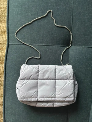 Axelremsväska från Becksöndergaard✨ - Så fin väska från Becksöndergaard 💜💜 väskan är 25x20 cm och har en inre ficka✨✨använd ett par gånger🫰🏻man kan ändra kedjan så att den blir en handväska✨