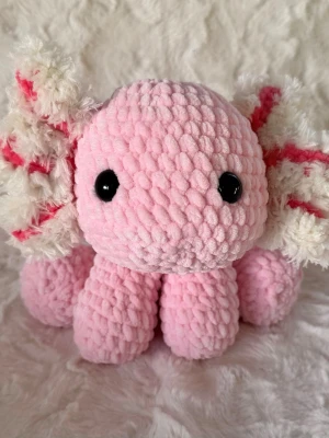 Handvirkad axelotl  - Handvirkad axelotl gjord på mjukt garn och stoppad med bomull. Ca 30cm lång ej lämplig för barn under 5 