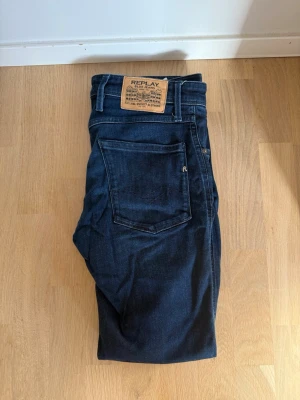REPLAY ANBASS jeans - Säljer ett par REPLAY ANBASS jeans med en stilren mörkblå färg, i storlek 31/32. Perfekta för dig som gillar stilrena och bekväma jeans i hög kvalitet.