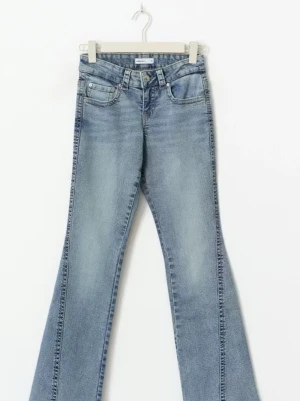 Lowwaist bootcut jeans Gina Tricot - Säljer ett par ljusblå bootcut jeans från Gina Tricot. De är i modellen ”petite” så passar lite kortare tjejer. Helt oanvända med prislappen kvar. Nypris: 500kr och säljer för 300kr.❤️
