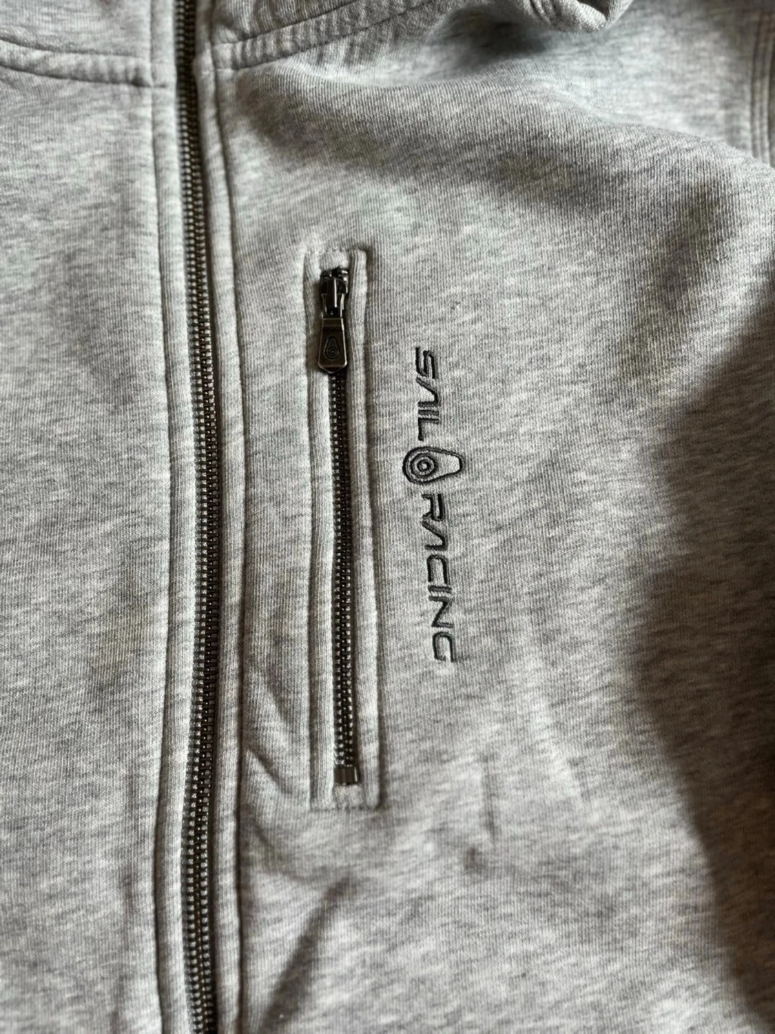 Grå hoodie från Sail Racing - 1