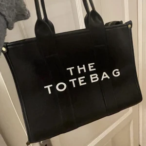 The Tote Bag - The Tote Bag i nyskick utan defekter, plats för dator finns!
