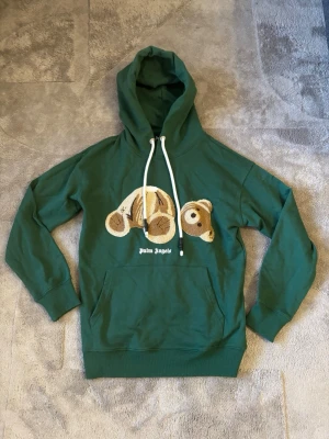 Grön Palm angels hoodie - Säljer min Palm angels hoodie. Den är helt ny, aldrig använd. Ställ frågor ifall ni undrar något. Priset kan diskuteras vid snabb affär. 