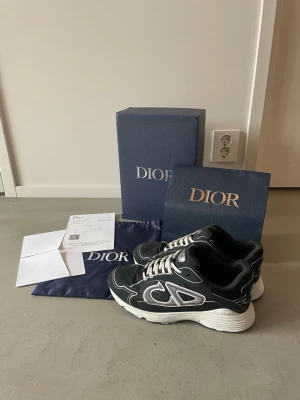 Zara skor - Snygga skor i bra skick. Det är storlek 43. Allt på bild 1 ingår i köpet. Pris 870kr. Har använt white cleaning på sulan så det har färgat av sig lite på skorna men inget men tänker på. Priset är inte helt hugget i sten🪨 svarar på alla frågor🙌