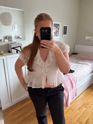 Vit blus  - En supersöt vit volangblus från Nelly i storlek 38, perfekt till våren och sommaren och använd ett fåtal gånger 💖