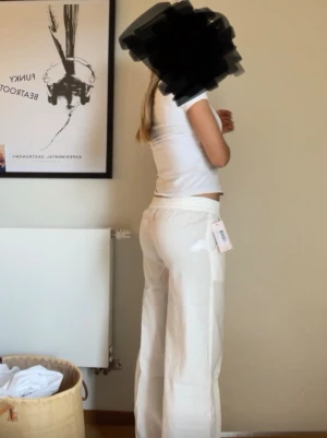 Vita linnebyxor med dragsko - Säljer ett par vita linnebyxor med avslappnad passform. Byxorna har resår i midjan och dekorativ dragsko med tofsar framtill. Perfekta för en chill och stilren look. Materialet är luftigt linne som känns svalt och skönt. Säljer pågrund av att jag råka beställa 2🥰