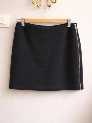 Svart stickad kjol från Filippa K - Snygg svart stickad kortkjol från Filippa K med en guldig dragkedja i sidan. Orginalpris: 1600kr. Säljer för 500kr. Pris kan diskuteras vid snabb affär 