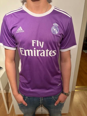 Real Madrid Ronaldo tröja - Rensar nu mina fotbollströjor i toppskick! Modellen på bilden är 184 och väger 80kg. Bara höra av sig vid frågor eller funderingar!