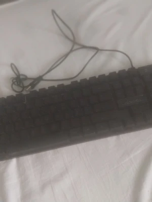 Svart tangentbord Dacota USB - Säljer ett svart tangentbord från Dacota med USB-anslutning. Tangentbordet har klassisk layout och är tillverkat i plast. Perfekt för dig som behöver ett extra tangentbord till datorn eller gaminghörnan.
