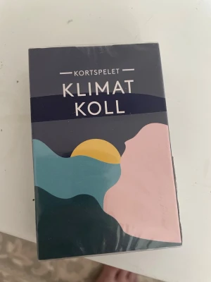 Kortspel Klimatkoll - Kortspel Klimatkoll är ett spel med fokus på klimatpåverkan. Asken  är oöppnad ,helt ny , kostar ute i  affären 169kr .. Spelet är på svenska och riktar sig till spelare över 12 år. Perfekt för diskussioner om miljö och klimat.o