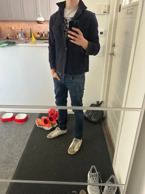 Apc overshirt  - Säljer denna overshirten ifrån APC som är perfekt nu på våren och sommaren. Storleken är M men den passar S. Hör av er vid minsta lilla!