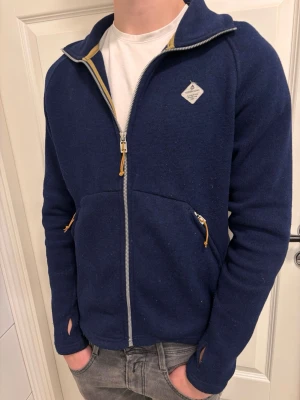 Didrikson overshirt -  Säljer Didrikson jacka/overshirt i mycket fint skick  Storlek: 40 passar S! Skick: 9/10 Färg: Marinblå  💰 Pris: 399 kr