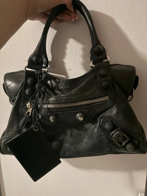 Balenciaga väska - OBS! Detta är ett inlägg för INTRESSEKOLL på min underbara balenciaga väska. Den är köpt ifrån Vestaire Collective för ett antal år sedan, har dessutom gjort en äkthetsbevis. Den har tecken på användning men som sagt är detta endast en intressekoll. Vilket betyder att jag ej accepterar prut💘