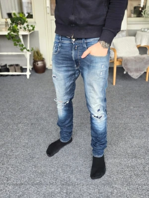 Replay jeans - Snygga Replay jeans med coola slitningar. Storlek: W31/L32. Skriv om du undrar något. 