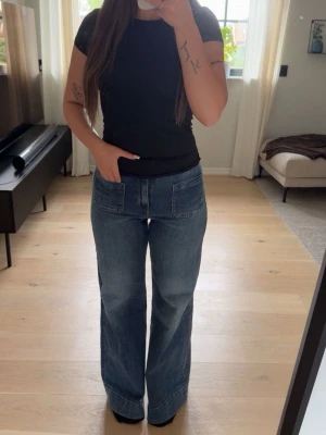 Blåa raka jeans - Mörk blåa jeans med raka ben, dem är lite stora i storleken. Dem passar mig som i vanliga fall har st 38🌟i nyskick!