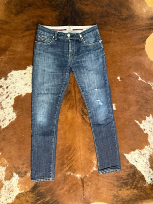 Tramarossa jeans - Tjena! Säljer dessa riktigt snygga tramarossa byxorna: Begagnat skick med slim passform: Nypris-3000kr: Storlek-31: Hör av dig vid funderingar!🙌  Jag har personligen ingen erfarenhet utav Tramarossa och fick med dessa i en beställning utav ett par nudie: kan därmed inte garantera äkthet då jag inte vet hur ett par äkta ska se ut😄