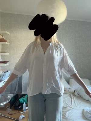 Vit luftig blus med trekvartsärm - Snygg vit blus ifrån hm. Säljer då den är för stor tyvärr  