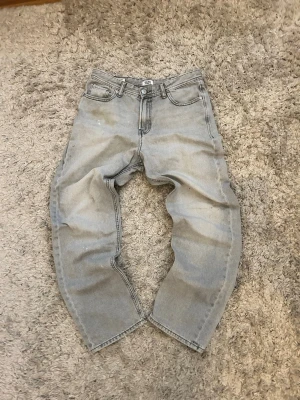 Grå baggy jeans av jack & jones - Baggy jeans av jack & jones som passar jättebra. 170cm/yrs