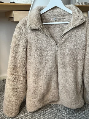 Beige teddyjacka från Uniqlo - Jätte mysig teddyjacka från uniqlo. Fint skick!💕💕