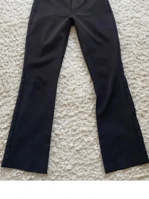 Kostymbyxor från bikbok  - Svara kostymbyxor från bikbok i modellen Vera. Säljer dessa på grund av att de är för små❤️(lånade bilder)