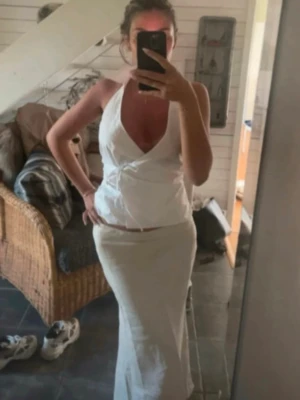 Vit halterneck topp - Säljer min fina topp från Zara, helt slutsåld