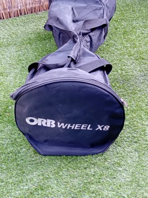 ORB Wheel X8 hoverboard med väska - Säljer en svart ORB Wheel X8 hoverboard med matchande bärväska. Hoverboarden har robusta hjul och halkfria fotplattor. Perfekt för att ta sig fram snabbt och smidigt. Väskan har dragkedja och bärhandtag för enkel transport. Obs. Repor och märke finns efter en hooverkart och däcken är utan luft - fullt fungerande annars och fåtal timmar på den.