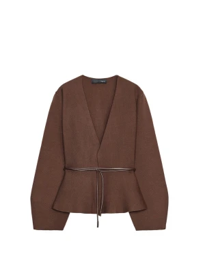 Brun omlottkofta från Zara  - Snygg brun omlottkofta från Zara med v-ringning och långa ärmar. Koftan har ett smalt knytband i midjan som ger en cool siluett och peplum-effekt. Materialet är mjukt och strukturerat, perfekt för lager-på-lager och att styla med jeans eller kjol.